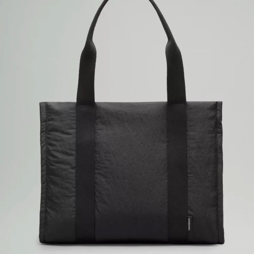 lululemon black padded boxy tote bag - Picture 4 of 15
